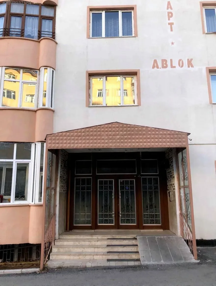 Yakutiye Lalapaşa'da 2. Kat 185 m² 3+1 Kiralık Daire - 1