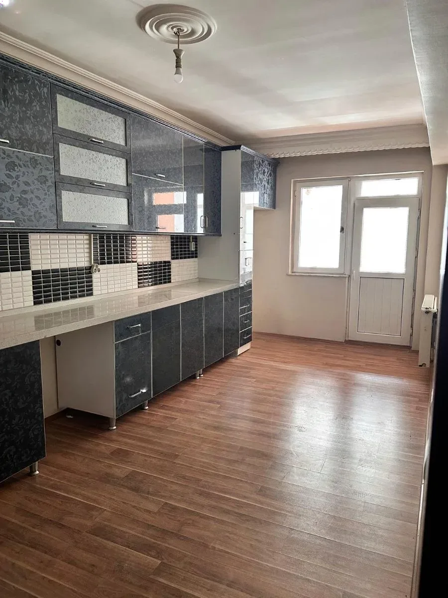 ERZURUM KİRALIK 3+1 DAİRE ARA/5 KAT 210M² YAKUTIYE