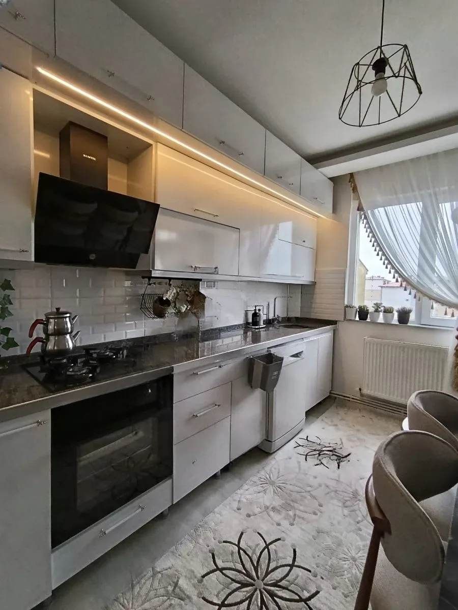 Palandöken Adnan Menderes'te 3. Kat 145 m² 3+1 Satılık Daire