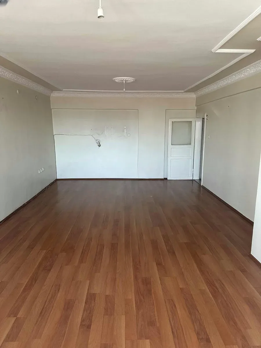 Yakutiye Lalapaşa'da 3. Kat 140 m² 3+1 Satılık Daire