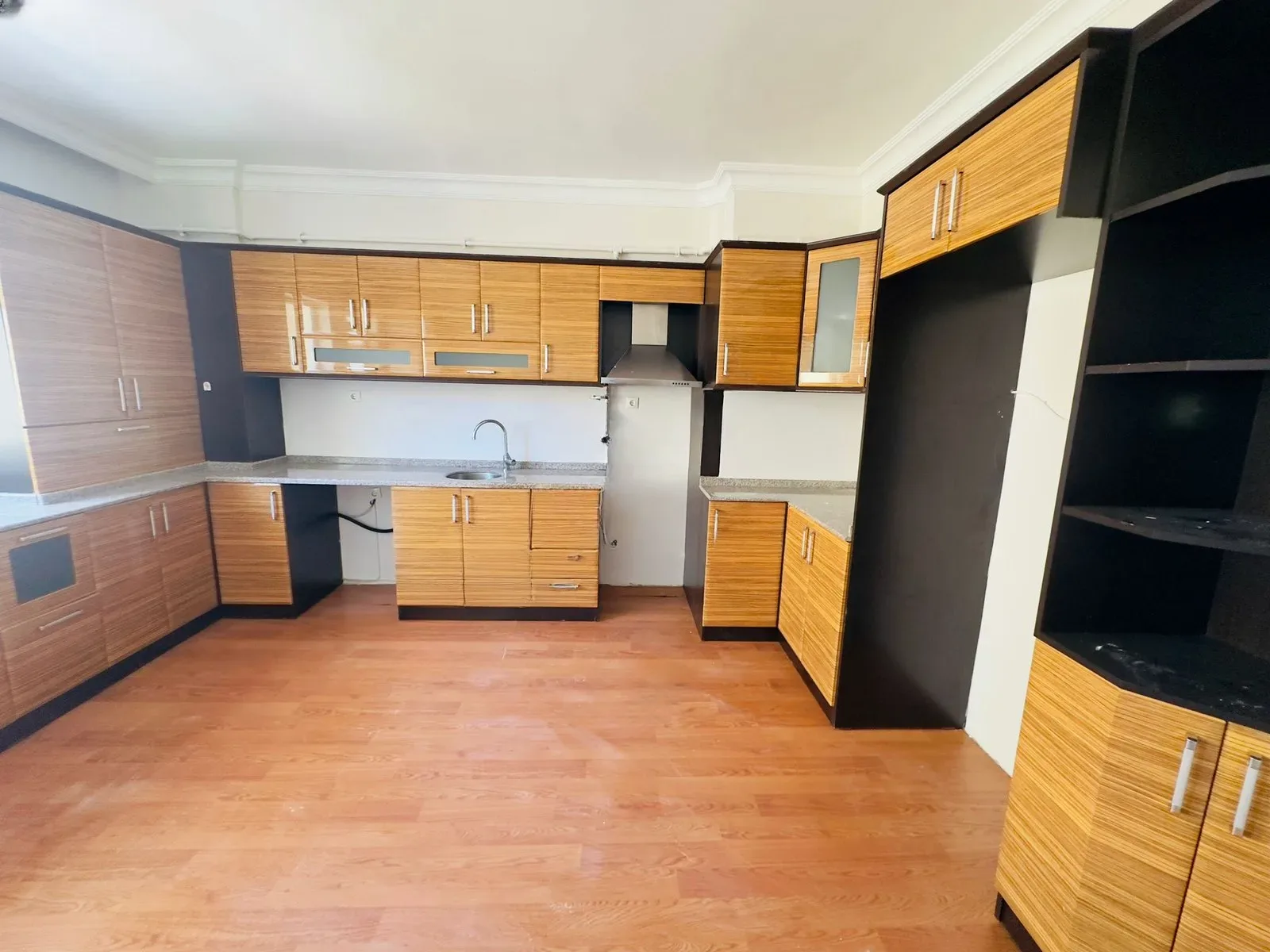 Palandöken Hüseyin Avni Ulaş'ta 3. Kat 185 m² 4+1 Kiralık Daire