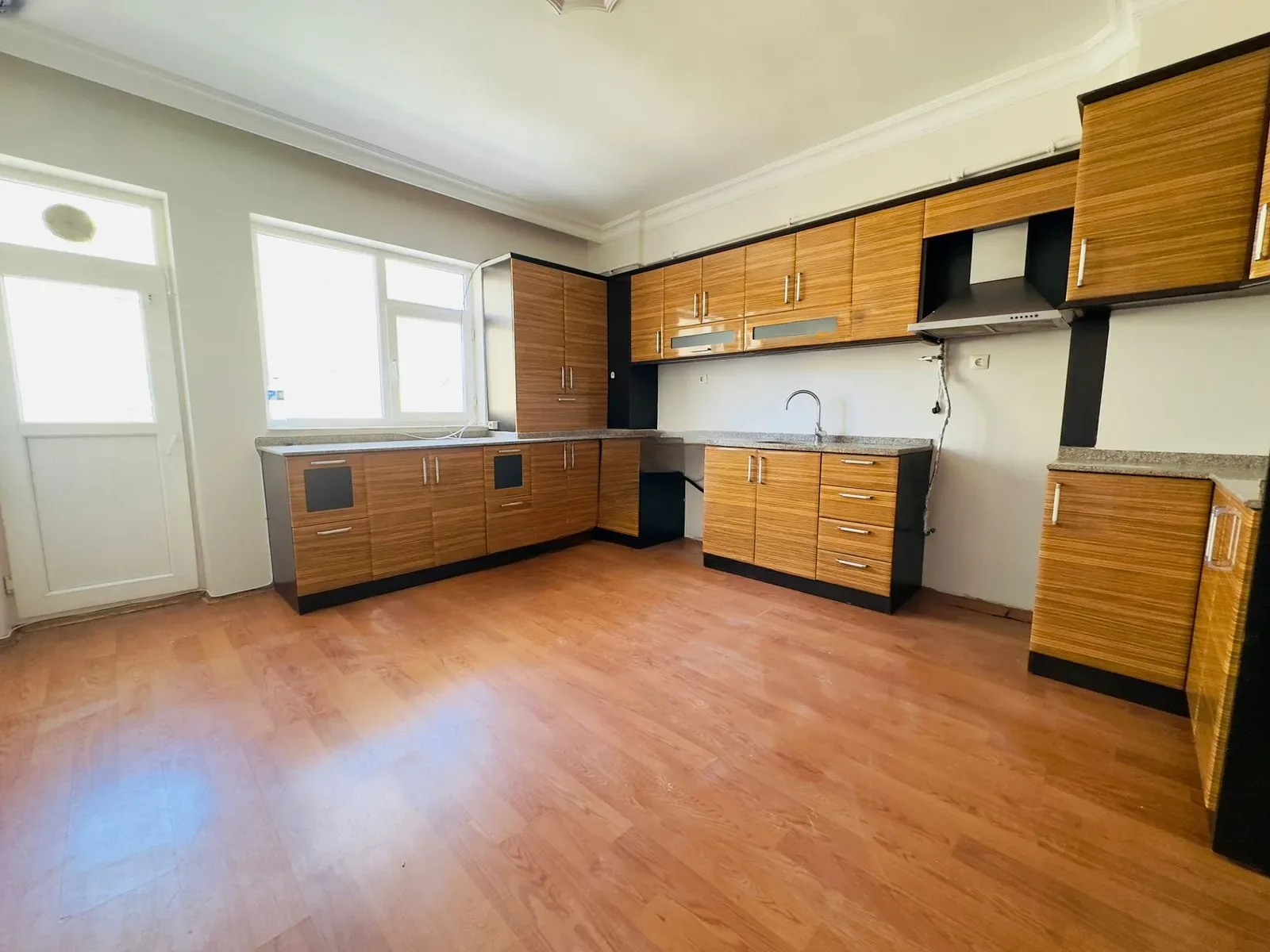 Palandöken Hüseyin Avni Ulaş'ta 3. Kat 185 m² 4+1 Kiralık Daire