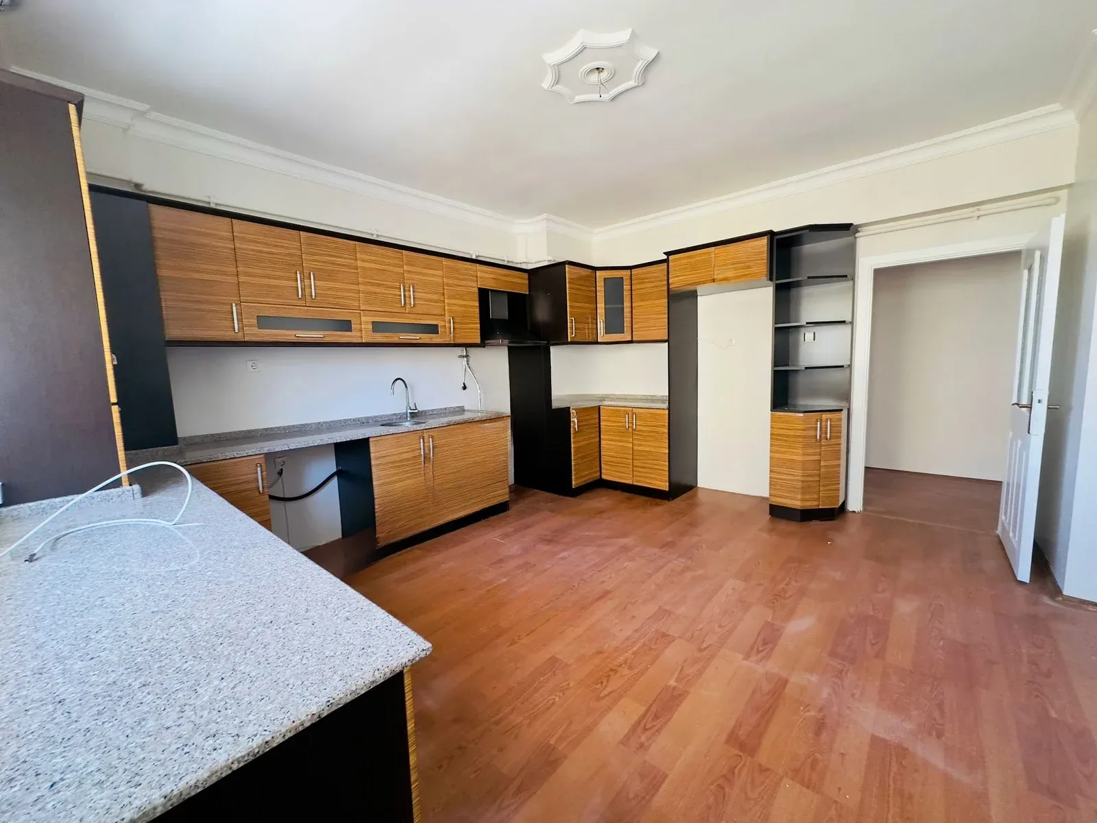 Palandöken Hüseyin Avni Ulaş'ta 3. Kat 185 m² 4+1 Kiralık Daire